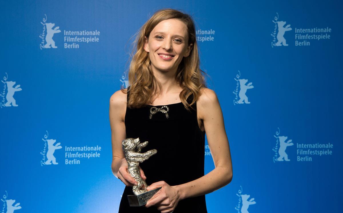 La directora Mia Hansen-Love, cuando ganó en la Berlinale 2016 el Oso de Plata a la mejor dirección por ’L’avénir’