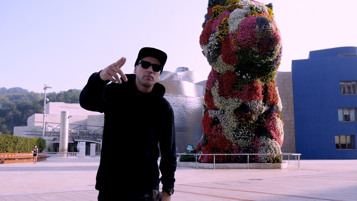 El rapero Gransam junto a la escultura ’Puppy’, a las puertas del Guggenheim de Bilbao.