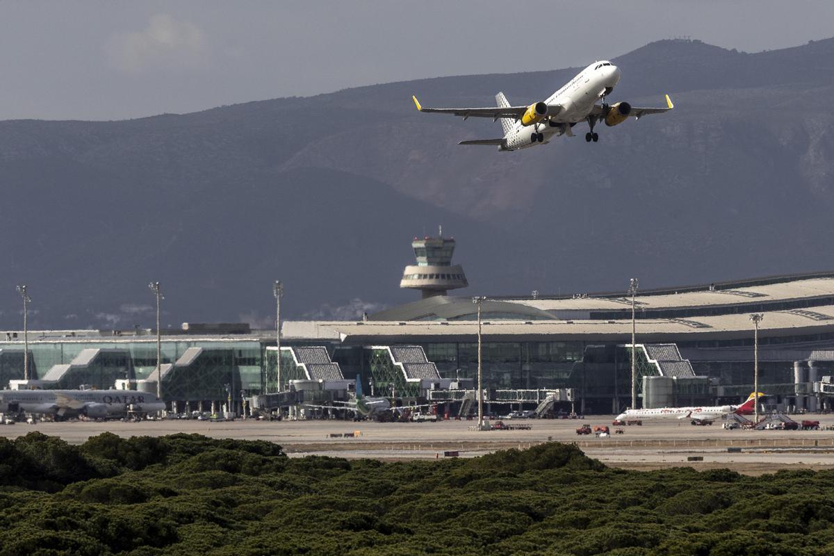 Un avión despega desde la tercera pista, junto a la T1, en el aeropuerto de Barcelona-El Prat.