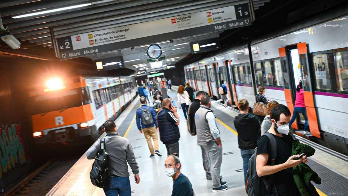 Uns grafiters obliguen a tallar l’electricitat d’un tram ferroviari a Calella Uns grafiters obliguen a tallar l’electricitat d’un tram ferroviari a Calella
