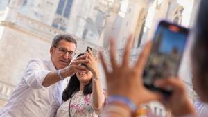 Feijóo se hace un selfi con una simpatizante del PP, este jueves en el mitin de Burgos.
