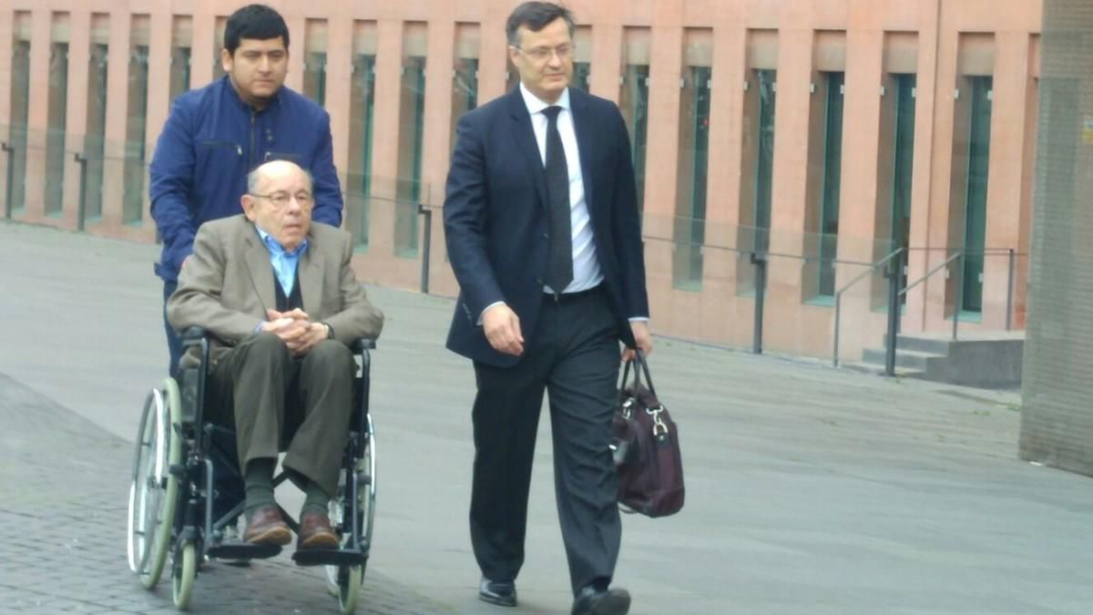 Fèlix Millet, en silla de ruedas, se dirige a la sede judicial. Fèlix Millet, en silla de ruedas, se dirige a la sede judicial.