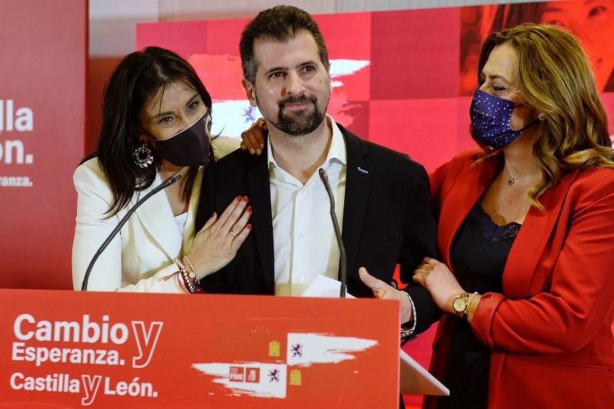 El candidato socialista a la Junta y líder regional del partido en Castilla y León, Luis Tudanca, junto a su vicesecretaria general, Virginia Barcones (d), y su secretaria de Organización, Ana Sánchez (i), en la noche electoral de este 13-F de 2022, en Valladolid.