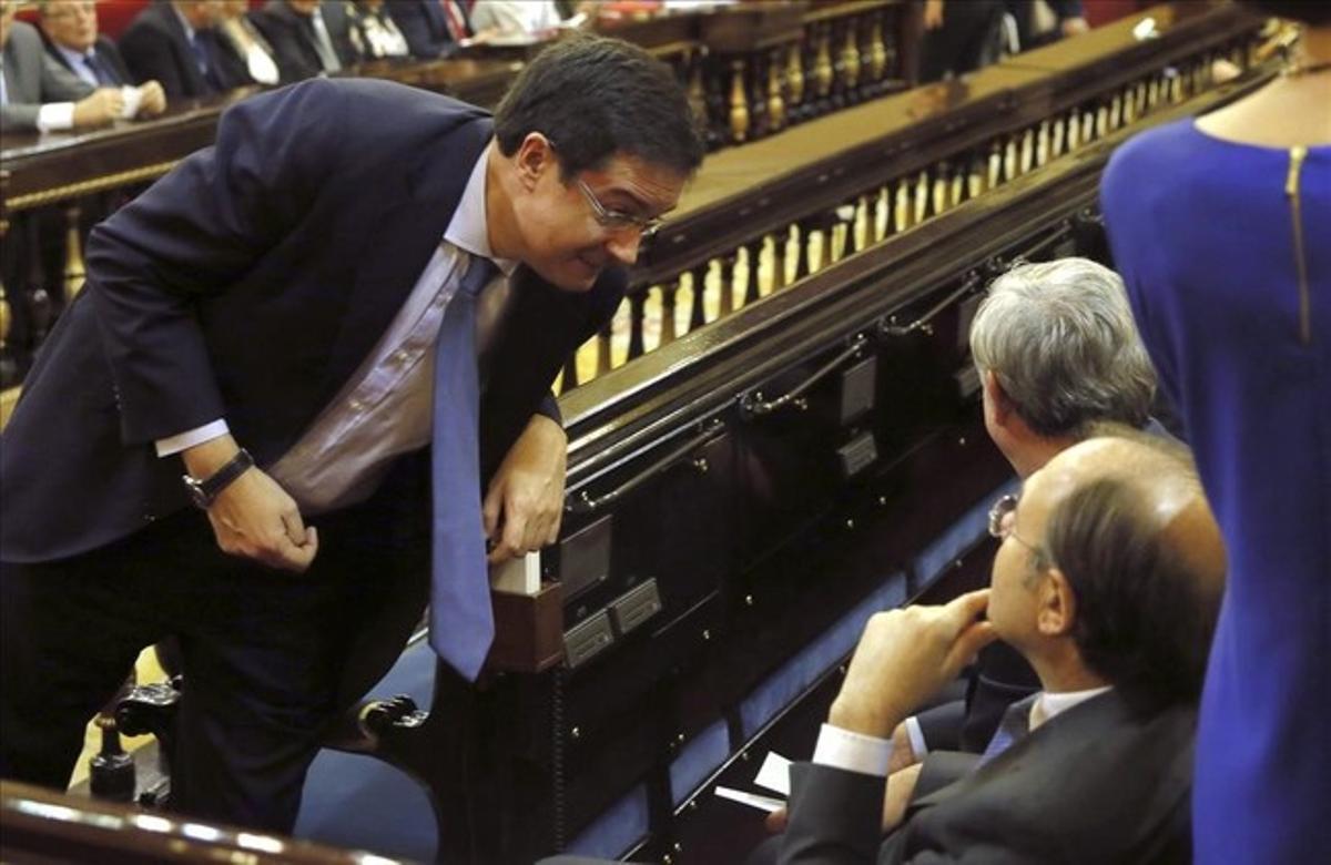 El portavoz del PSOE en el Senado, Oscar López, el miércoles, hablando con el presidente de la Cámara Pío García Escudero.
