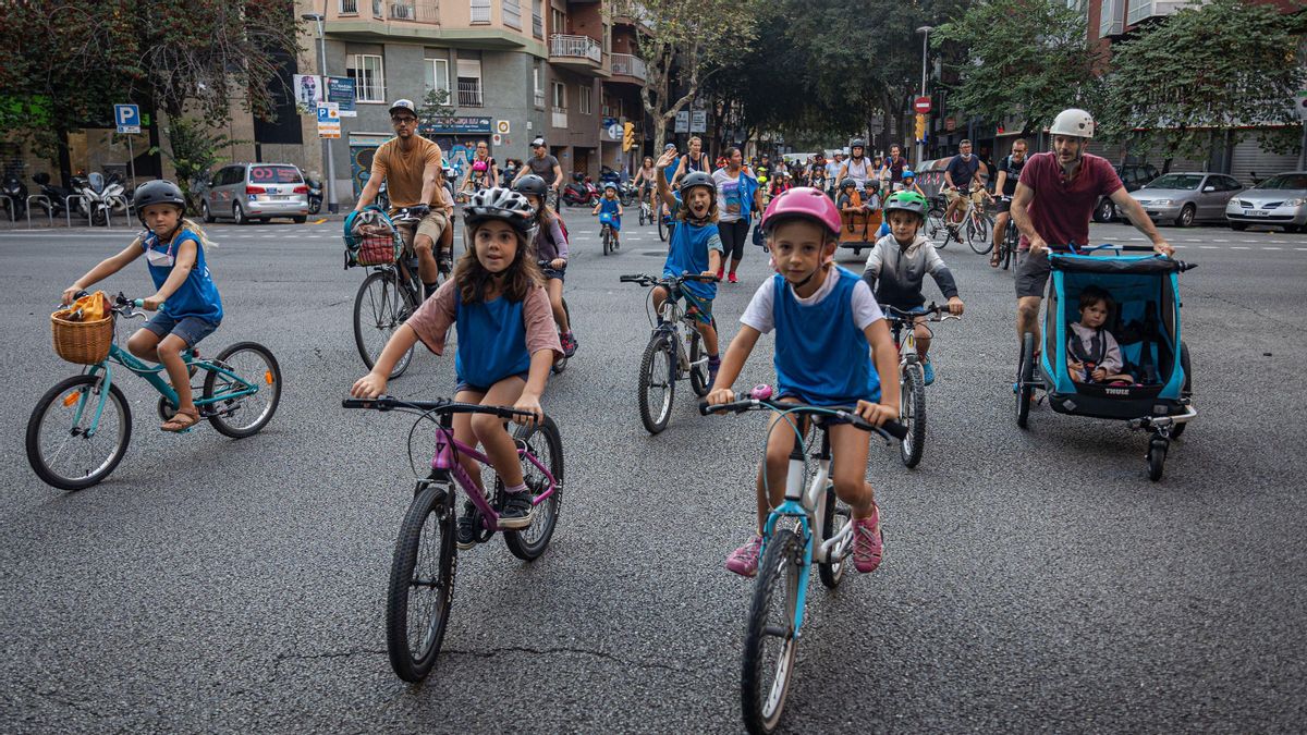 Niños y familiares en bicicleta, este viernes. Niños y familiares en bicicleta, este viernes.