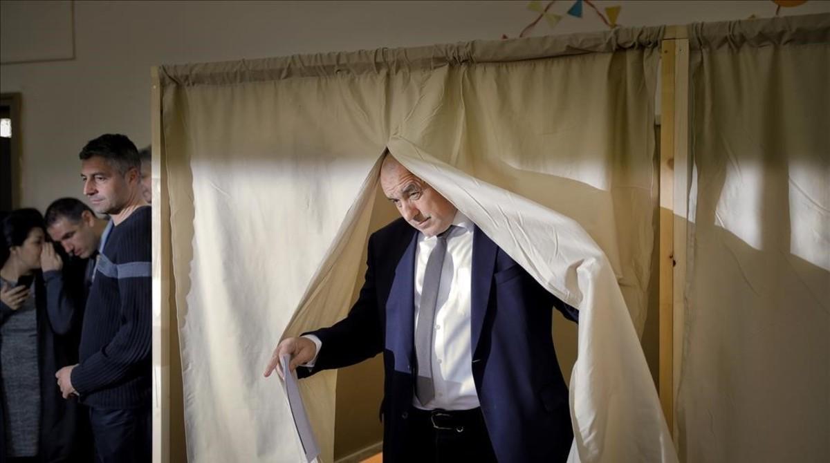Borisov, líder del centroderechista GERB, tras votar en una cabina electoral, en Sofía, el 26 de marzo. Borisov, líder del centroderechista GERB, tras votar en una cabina electoral, en Sofía, el 26 de marzo.