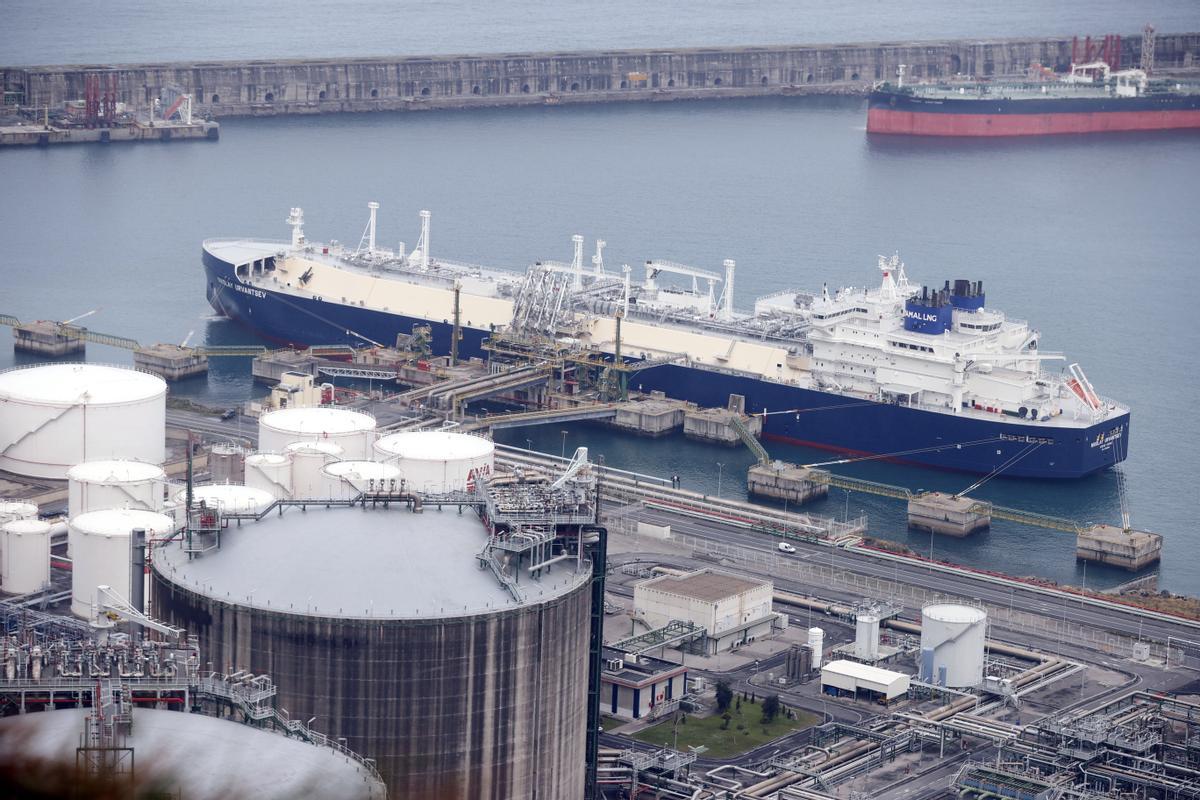 El metanero ’Nikolay Urvantsev’, cargado con gas ruso procedente de yacimientos de Yamal y bandera de Hong Kong, en el momento de la descarga en el puerto de Bilbao el 10 de marzo de 2022.