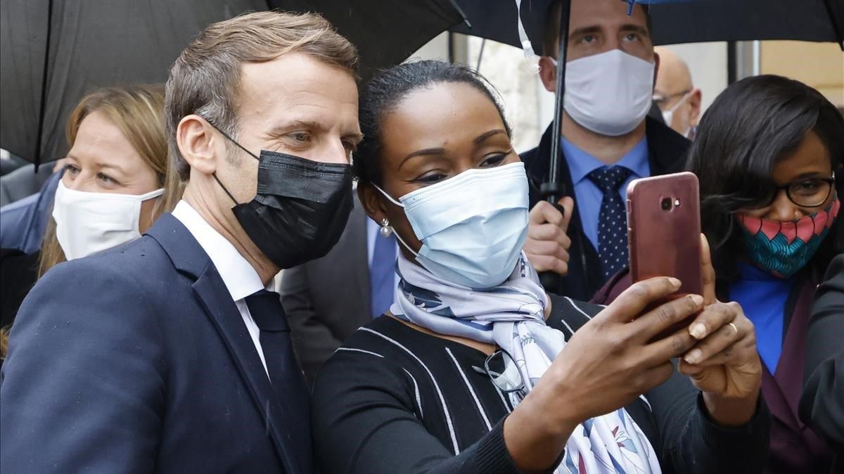 El presidente francés, Emmanuel Macron, se hace un ’selfie’ con una vecina de Les Mureaux, al noroeste de París. El presidente francés, Emmanuel Macron, se hace un ’selfie’ con una vecina de Les Mureaux, al noroeste de París.