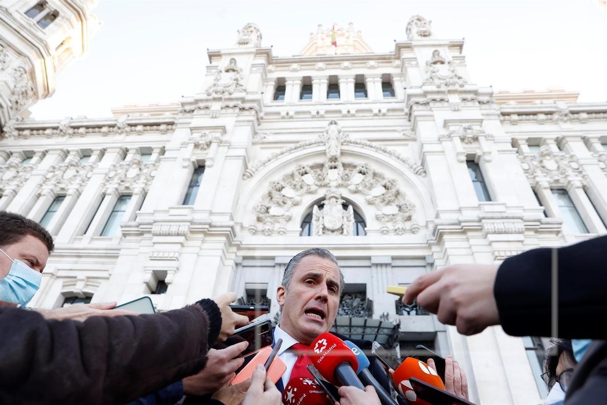 Vox ondea ahora una nueva bandera verde contra Almeida por la tala de árboles en Madrid Vox ondea ahora una nueva bandera verde contra Almeida por la tala de árboles en Madrid
