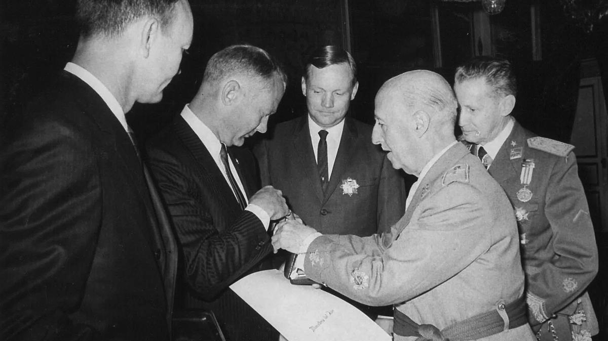 Los astronautas que pisaron la Luna, Armstrong,  Aldrin y Collins, con Franco en Madrid.
