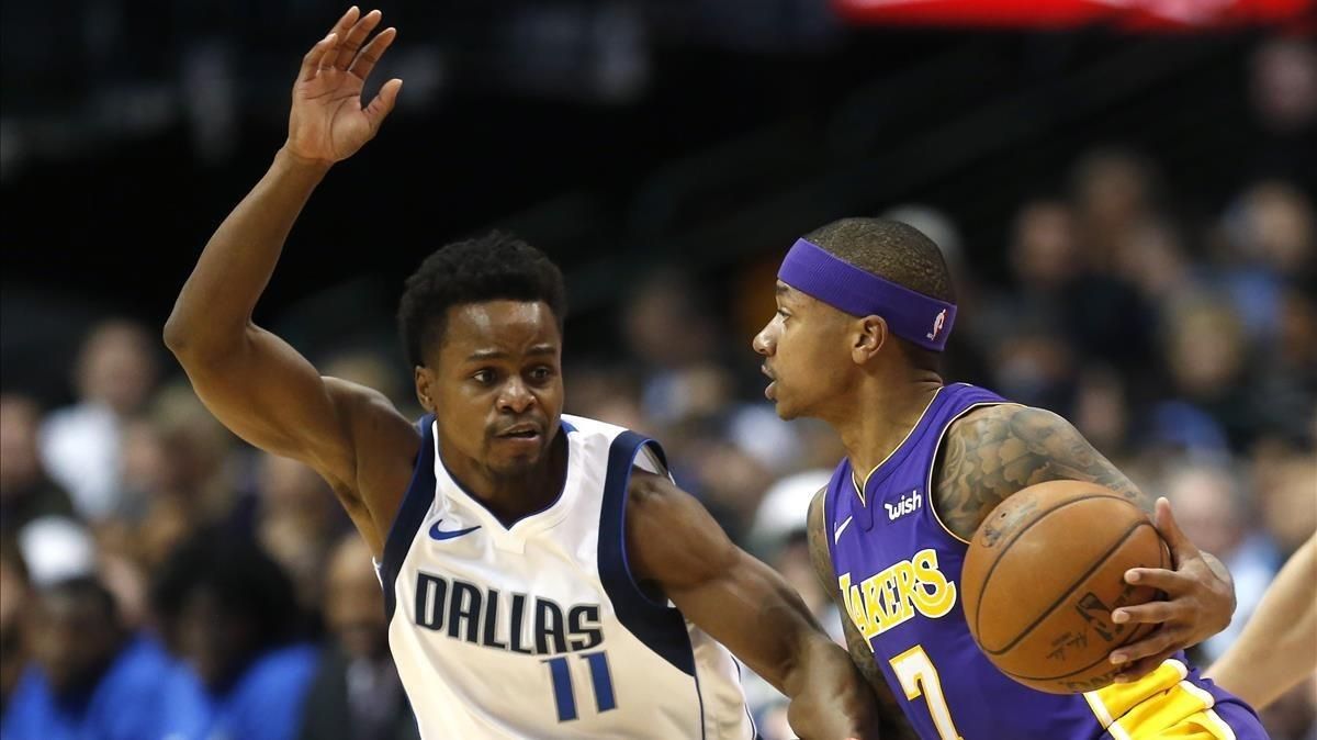 Thomas, de los Lakers, controla el balón ante Ferrell, de los Mavericks. Thomas, de los Lakers, controla el balón ante Ferrell, de los Mavericks.