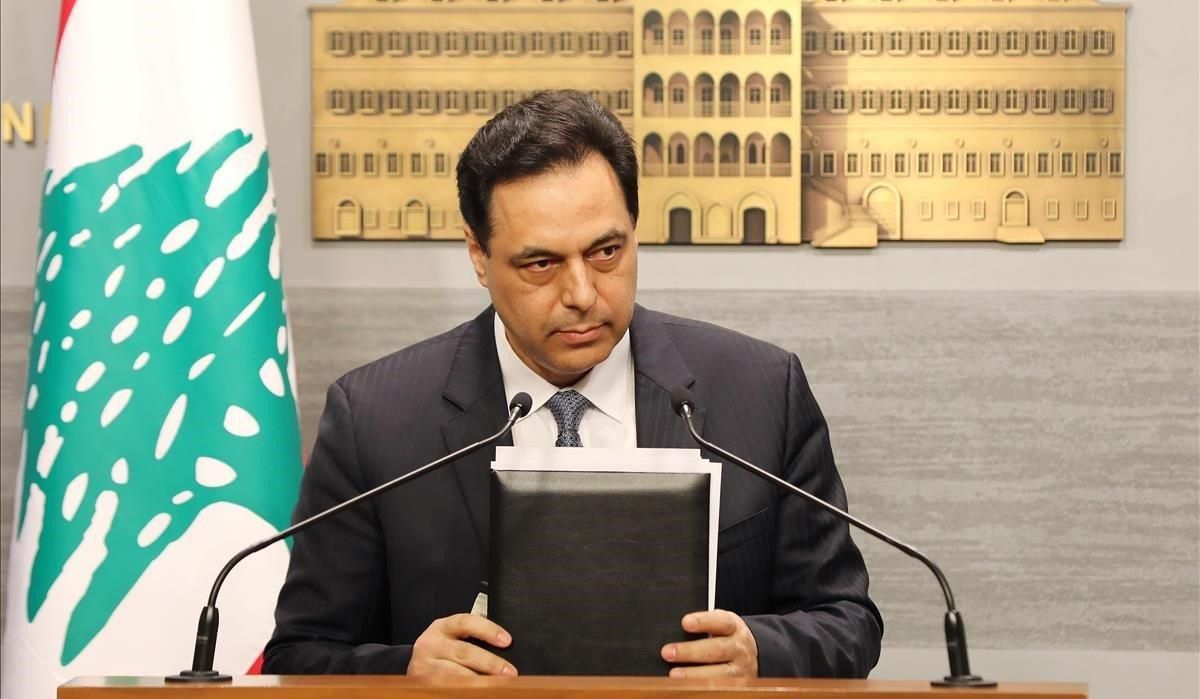 El primer ministro del Líbano, Hasan Diab, durante el discurso televisado a la nación en el que ha anunciado el impago de la deuda. El primer ministro del Líbano, Hasan Diab, durante el discurso televisado a la nación en el que ha anunciado el impago de la deuda.