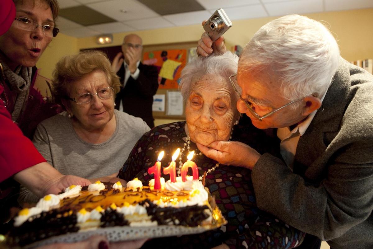 Ana Vela, con sus hijos, durante la celebración de su 110 cumpleaños.
