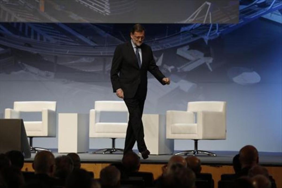 El presidente del Gobierno, Mariano Rajoy, al término de su intervención, en el Palau de Congressos de Barcelona. El presidente del Gobierno, Mariano Rajoy, al término de su intervención, en el Palau de Congressos de Barcelona.