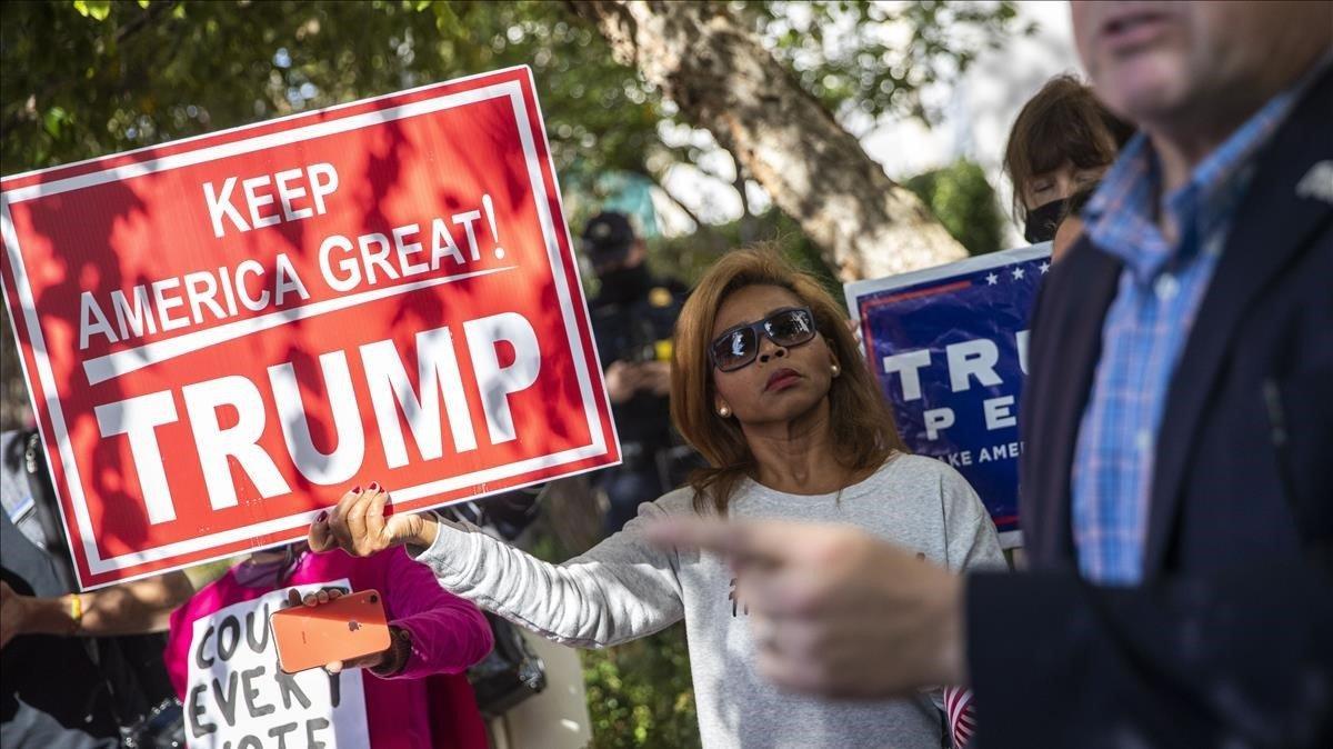 Simpatizantes de Trump hoy jueves frente a la sede del Comité Nacional Republicano en Washington.