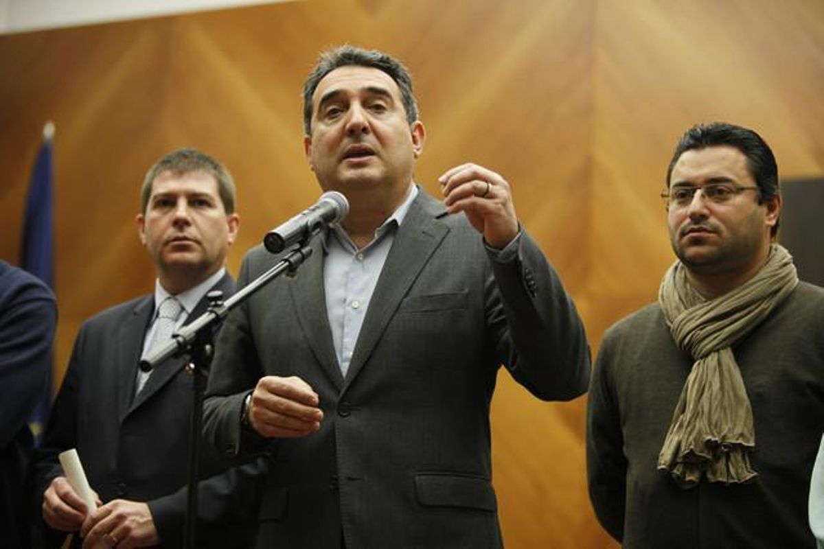 Manuel Bustos, flanqueado por miembros de su equipo de gobierno, el martes, durante una rueda de prensa en Sabadell. Manuel Bustos, flanqueado por miembros de su equipo de gobierno, el martes, durante una rueda de prensa en Sabadell.