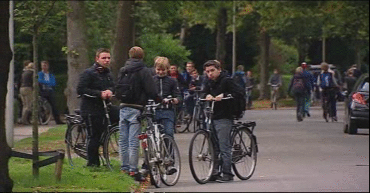 Seis heridos y 20 detenidos en un cumpleaños que se convirtió en una concentración masiva, en Haren (Holanda).