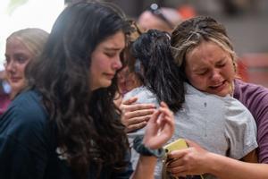 Los miembros de la comunidad lloran juntos en una vigilia por las 21 víctimas del tiroteo masivo en la Escuela Primaria Rob el 25 de mayo de 2022 en Uvalde, Texas.