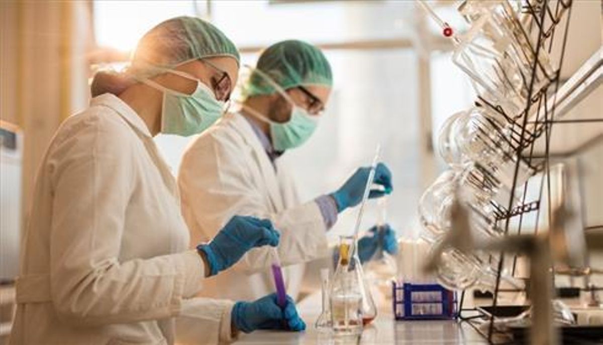 Investigadores en un laboratorio Investigadores en un laboratorio