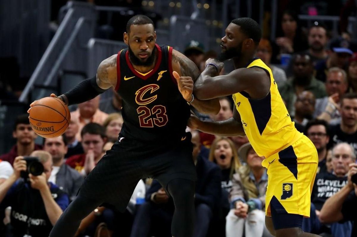 LeBron James controla el balón en su gran partido. LeBron James controla el balón en su gran partido.
