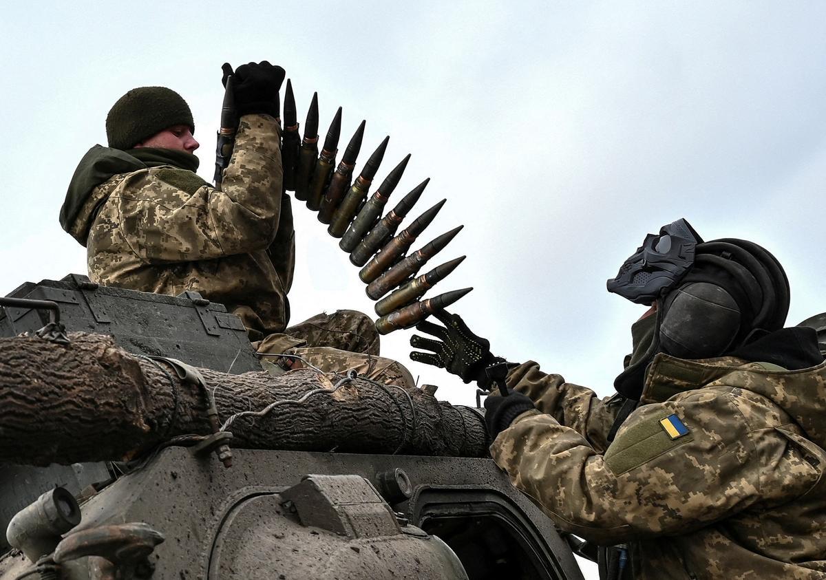 Soldados ucranianos suben munición a un vehículo de infantería en la región de Zaporiyia.