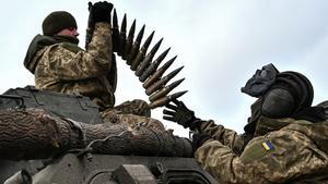 Soldados ucranianos suben munición a un vehículo de infantería en la región de Zaporiyia.