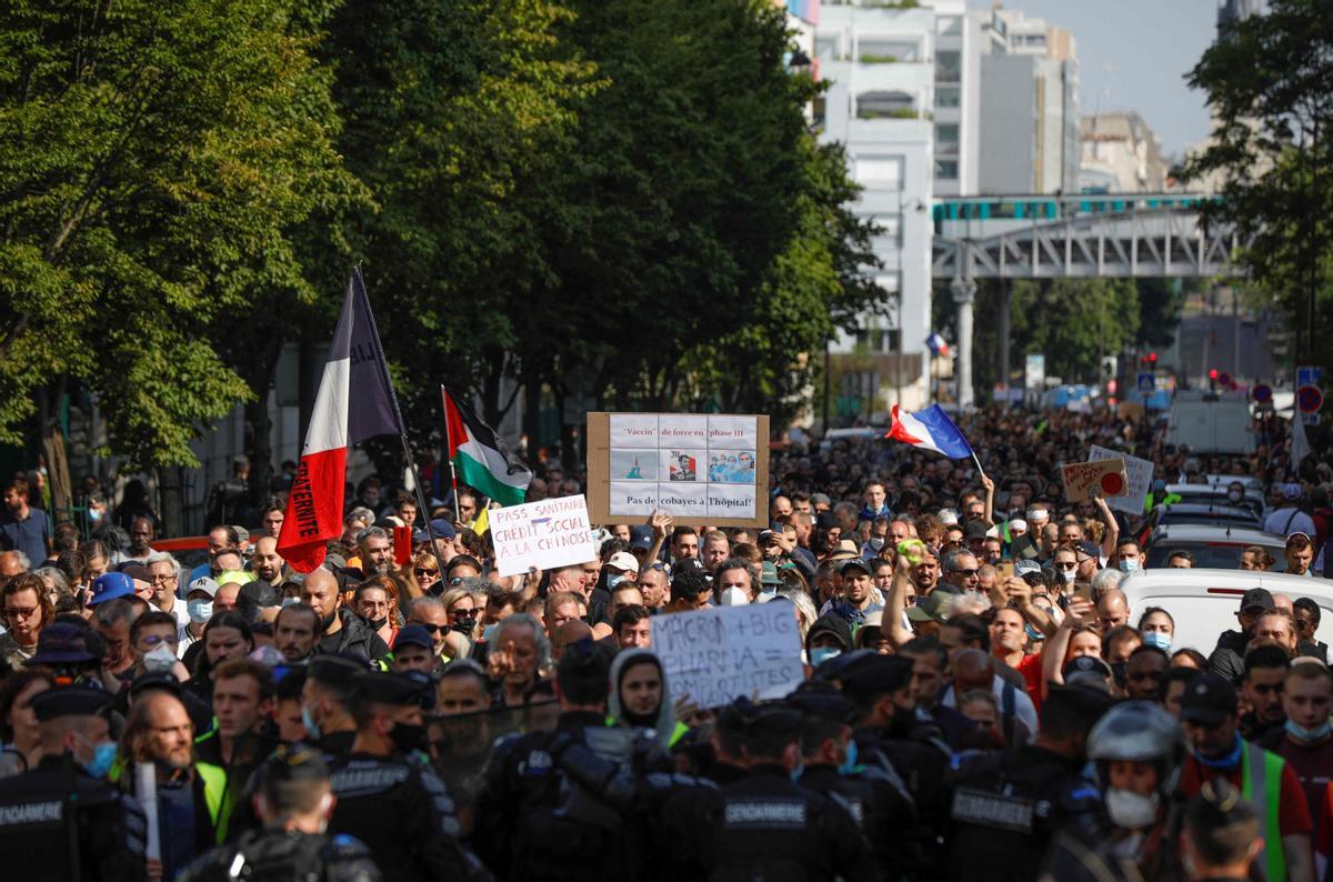 Manifestantes contra la vacunación obligatoria en París. Manifestantes contra la vacunación obligatoria en París.