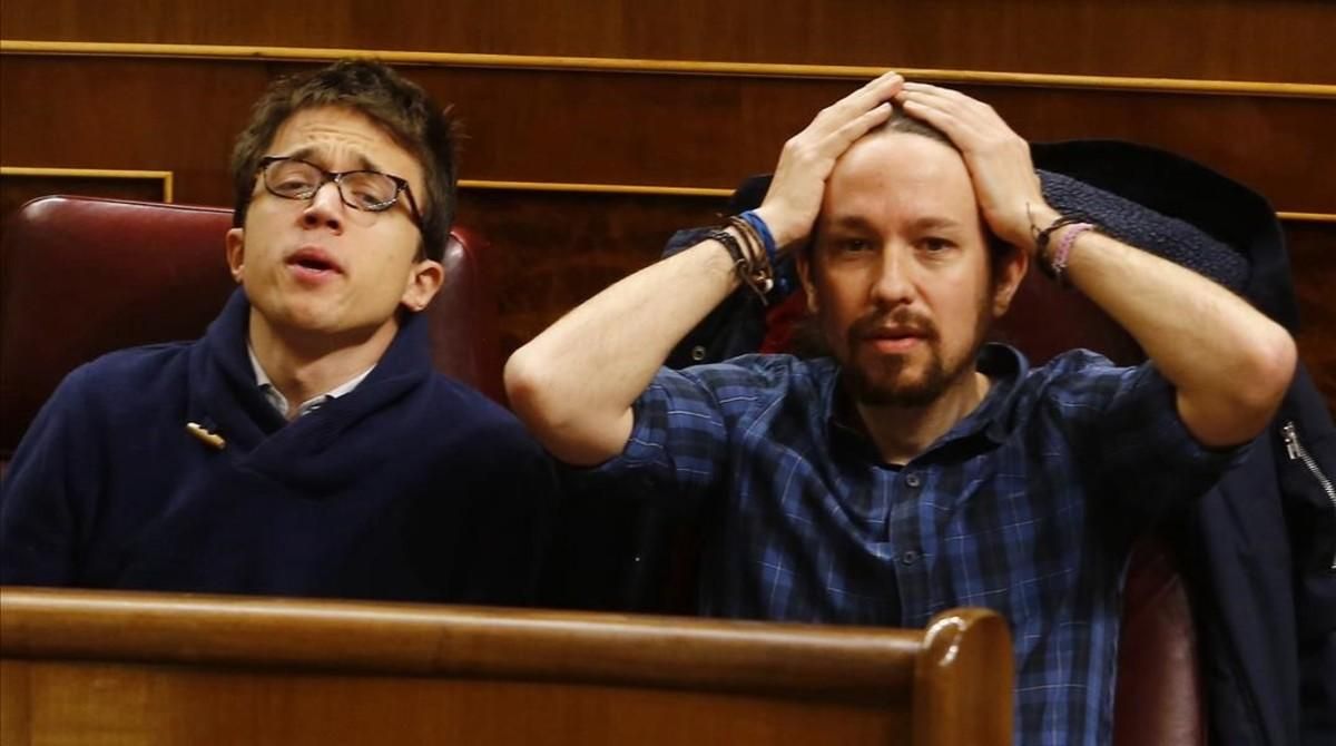 Pablo Iglesias e Íñigo Errejón en sus escaños del Congreso. Pablo Iglesias e Íñigo Errejón en sus escaños del Congreso.