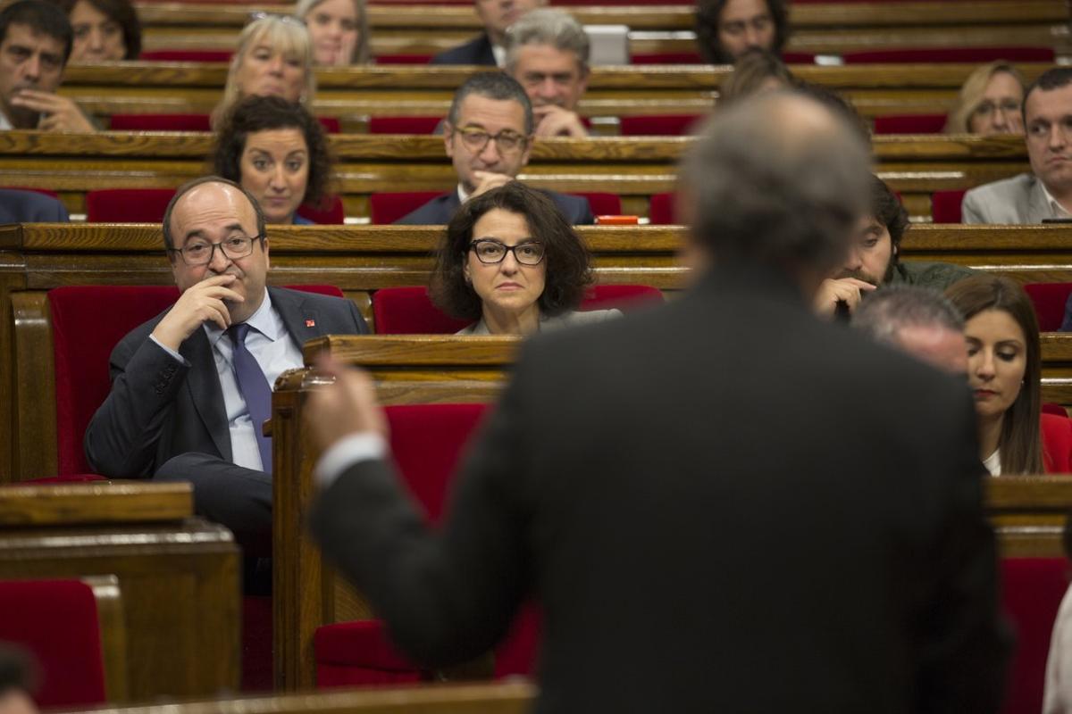 Eva Granados y Miquel Iceta escuchan a Torra en el Parlament, en una imagen de archivo.