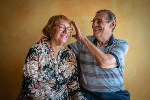 Eduard Feliu y su mujer, Pilar Celma. Llevan juntos 50 años y ella tiene alzhéimer.