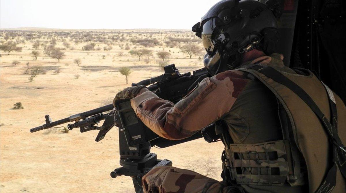 Un soldado francés en un helicóptero en la región del Sahel.