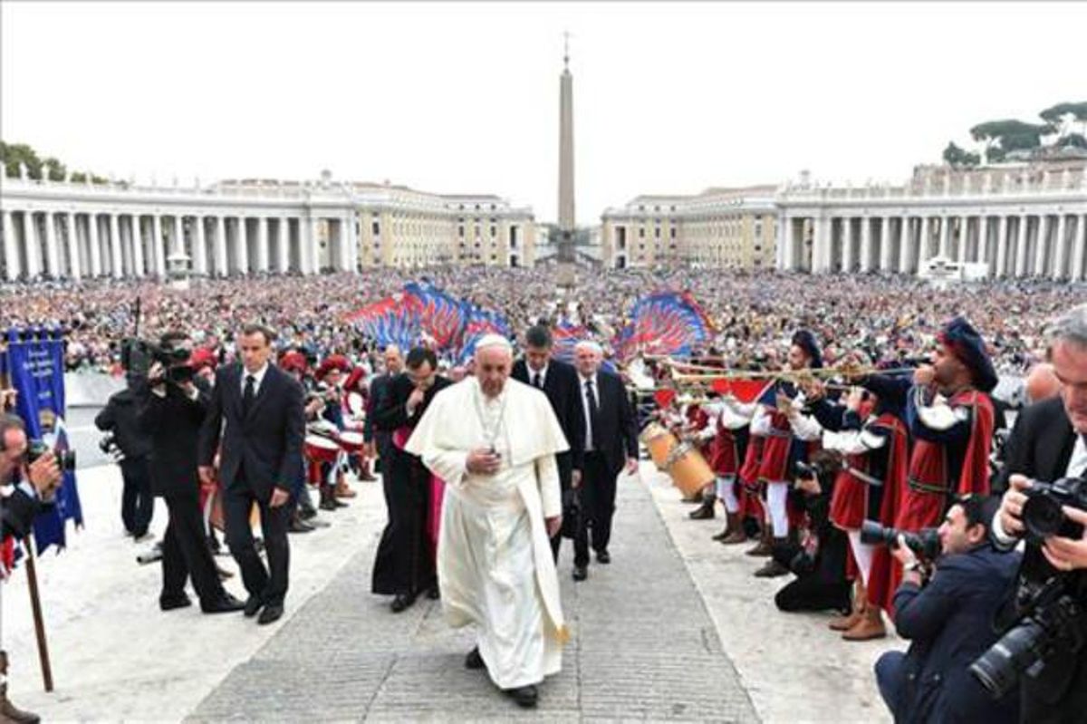 El papa Francisco a su llegada a la Plaza de San Pedro del Vaticano para presidir la audiencia general semanal. El papa Francisco a su llegada a la Plaza de San Pedro del Vaticano para presidir la audiencia general semanal.