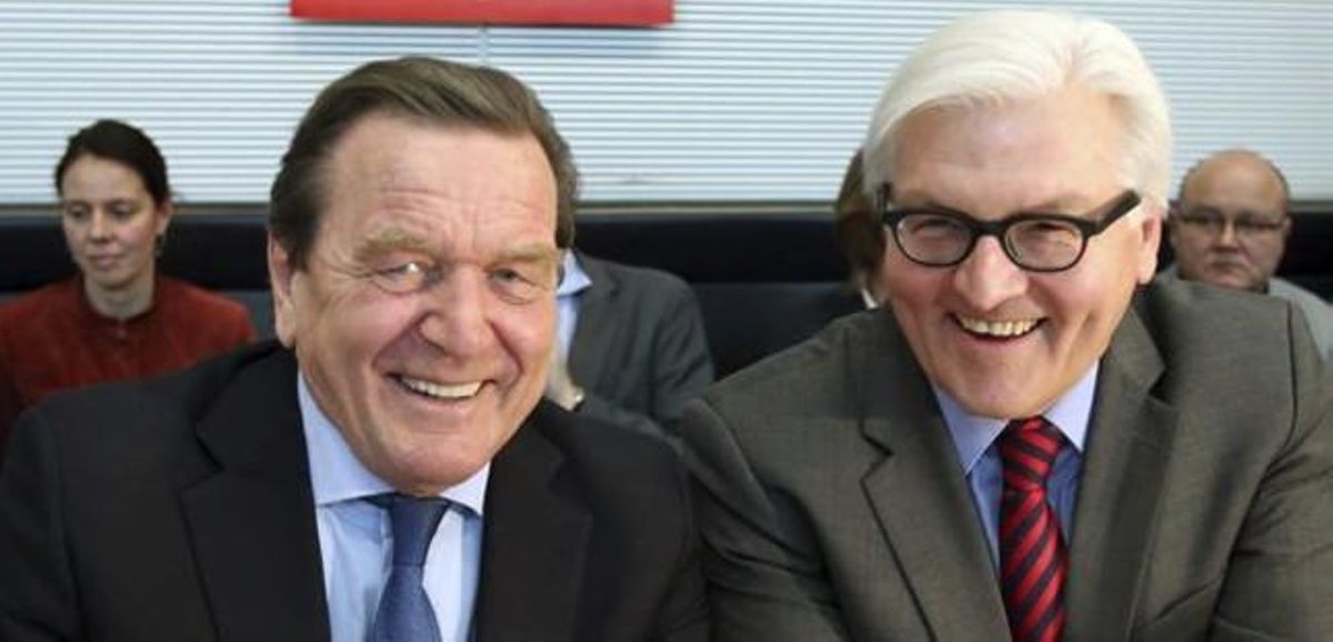 Schröder ( a la izquierda) con el portavoz del SPD, Frank Walter Steinmeier. Schröder ( a la izquierda) con el portavoz del SPD, Frank Walter Steinmeier.