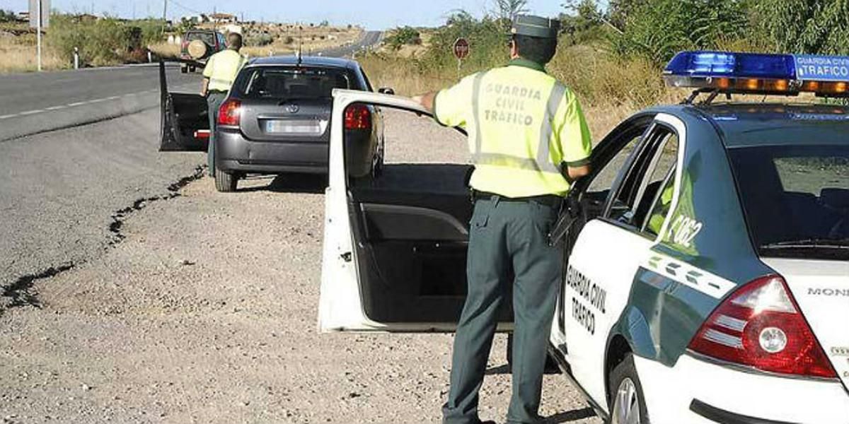 Un guardia civil prepara un control de velocidad en una carretera extremeña. Un guardia civil prepara un control de velocidad en una carretera extremeña.