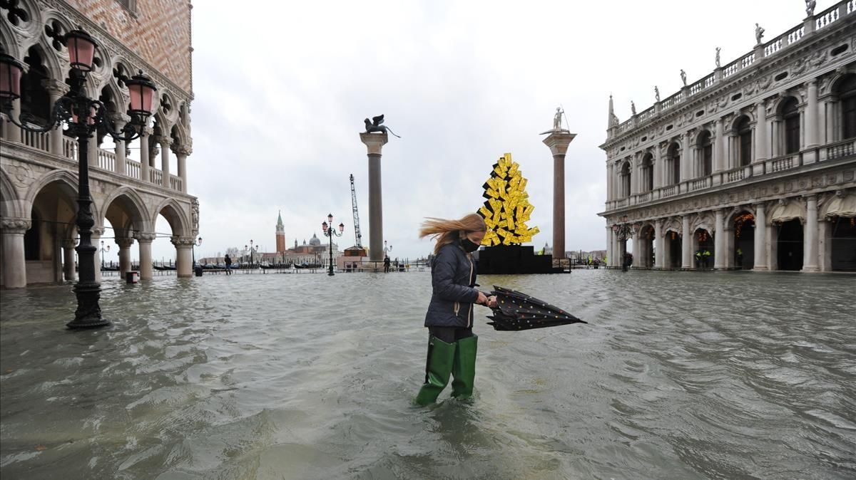 Venice (Italy) 08 12 2020 - A woman wades through high water in Venice Italy 08 December 2020 A high water or Acqua alta phenomenon takes place in the winter in Venice (Italia Niza Venecia) EFE EPA ANDREA MEROLA Venice (Italy) 08 12 2020 - A woman wades through high water in Venice Italy 08 December 2020 A high water or Acqua alta phenomenon takes place in the winter in Venice (Italia Niza Venecia) EFE EPA ANDREA MEROLA