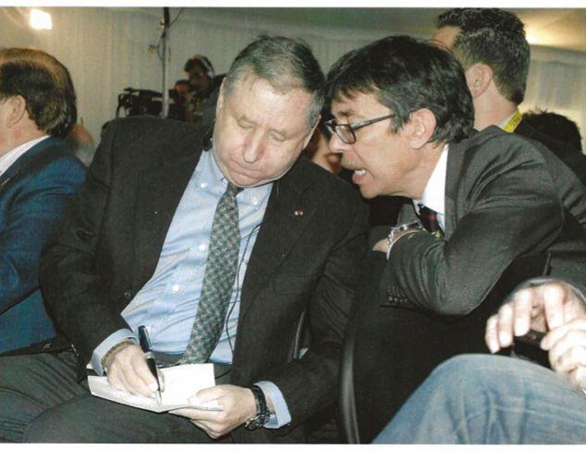 Aman Barfull, a la derecha, conversa con el francés Jean Todt, presidente de la Federación Internacional del Automóvil (FIA). Aman Barfull, a la derecha, conversa con el francés Jean Todt, presidente de la Federación Internacional del Automóvil (FIA).