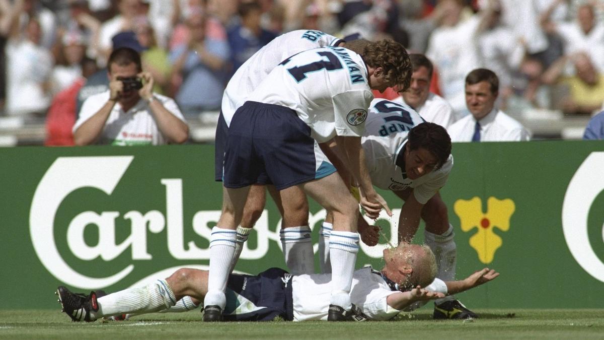 McManaman, Shearer y Redknapp ’riegan’ a Gascoigne, que simula estar en la silla del dentista tras su golazo a Escocia en la Eurocopa de 1996.