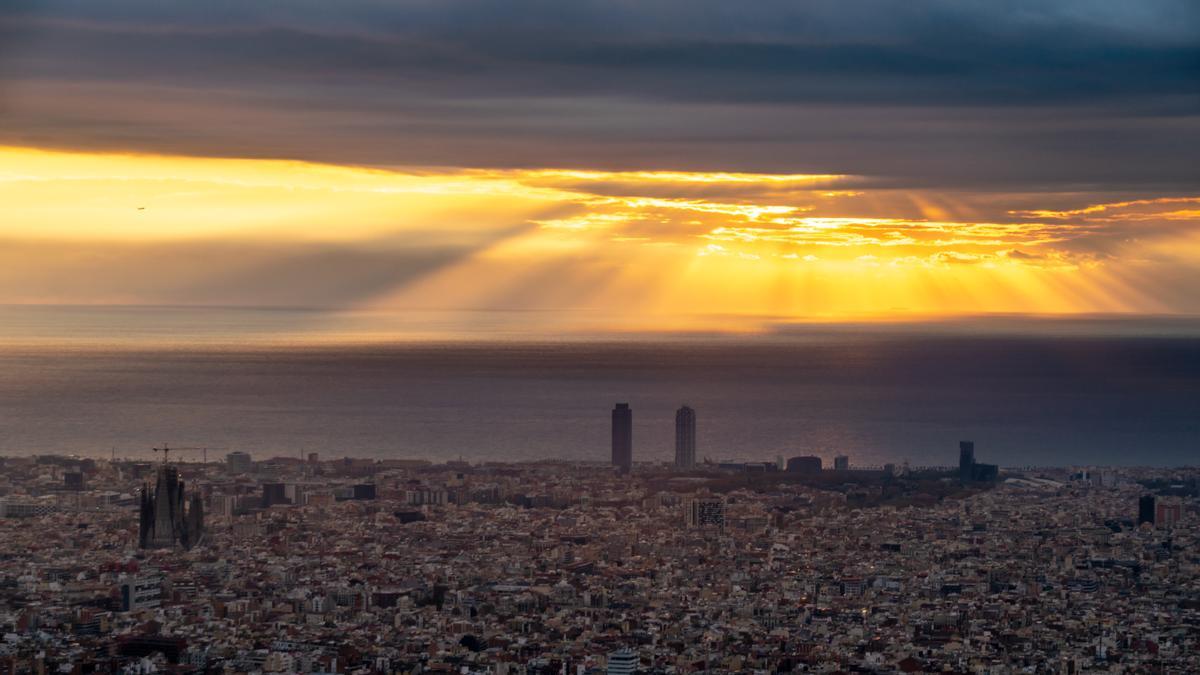 Nubes bajas y rayos de sol en Barcelona, el 1 de diciembre del 2022