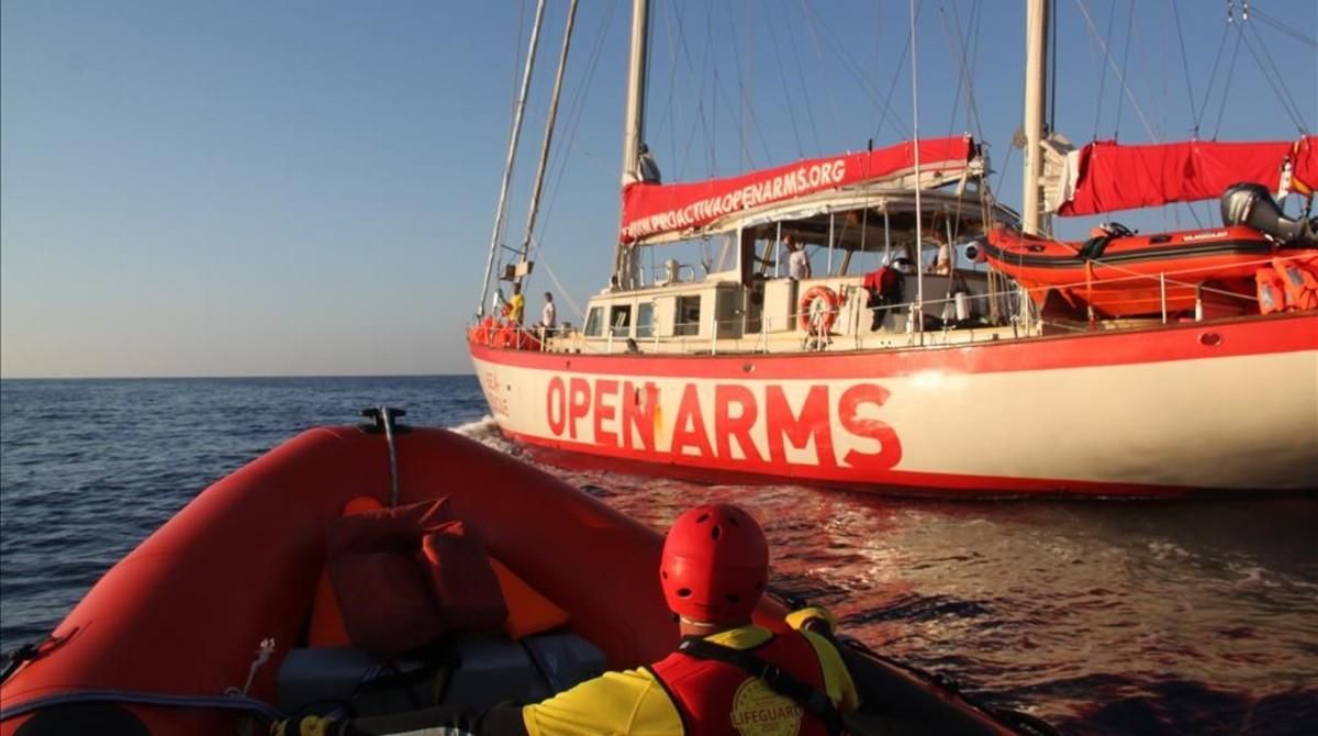 Una lancha rápida de Proactiva llegando al ’Astral’, desplegado en aguas frente a Libia. Una lancha rápida de Proactiva llegando al ’Astral’, desplegado en aguas frente a Libia.