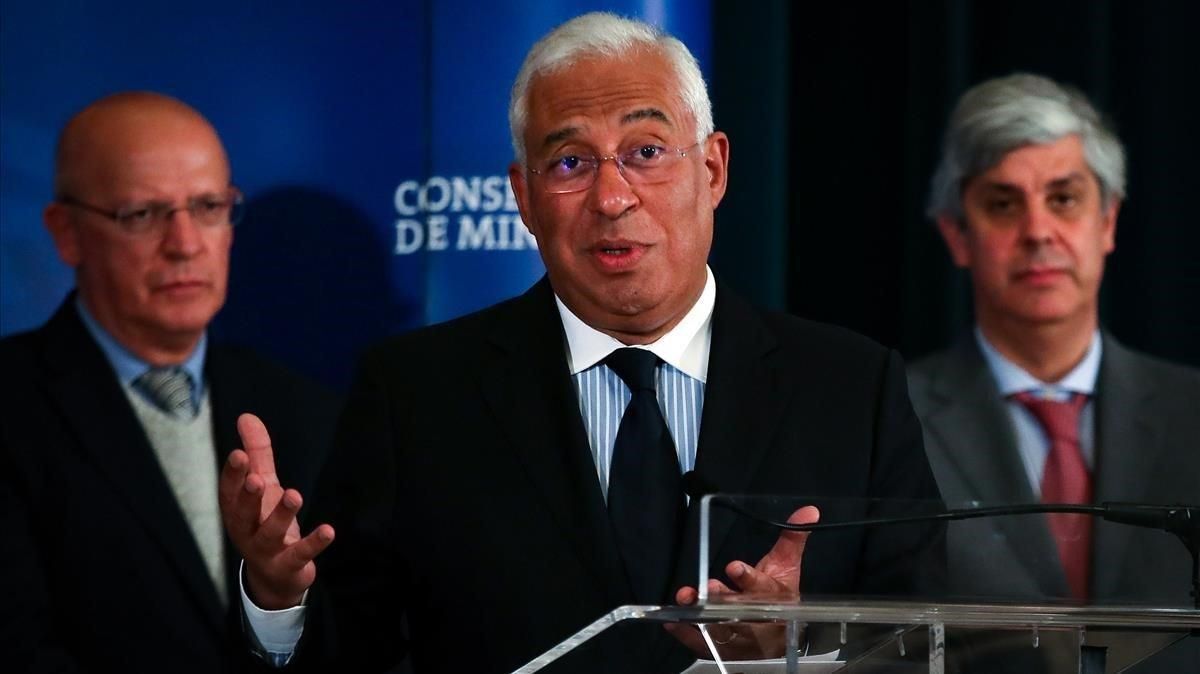 António Costa, en el centro, con sus ministros de Exteriores y de Finanzas. António Costa, en el centro, con sus ministros de Exteriores y de Finanzas.