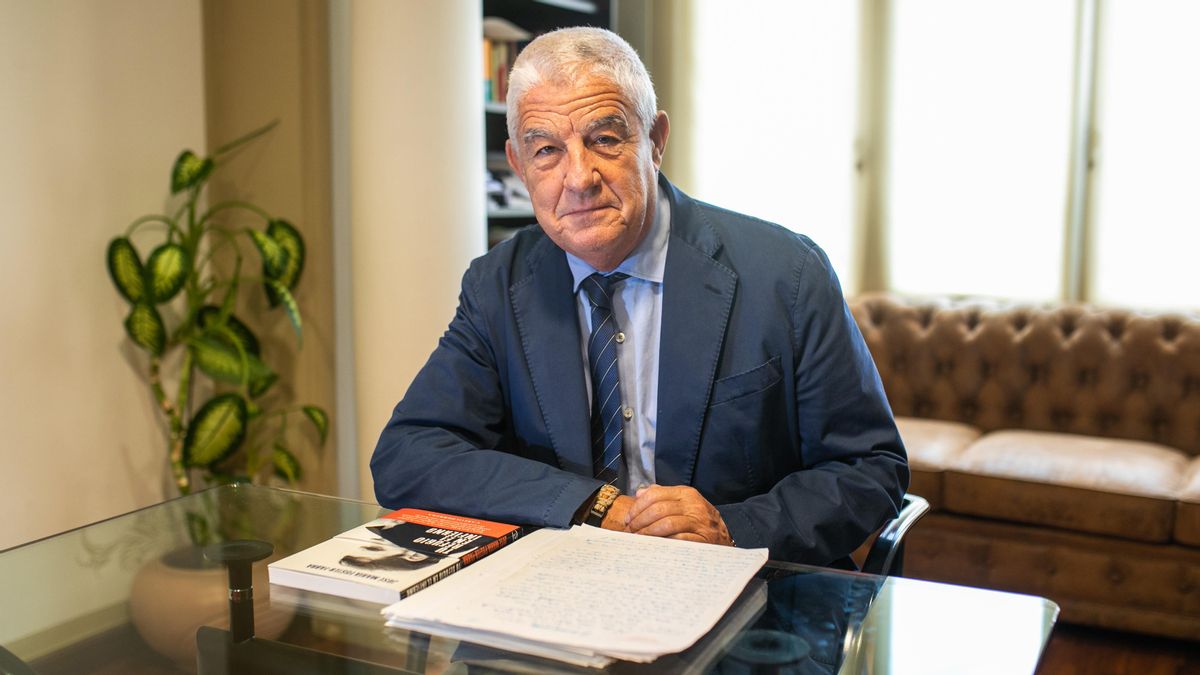 José María Fuster-Fabra, en su despacho, con el manuscrito del libro y un ejemplar / Zowy Voeten José María Fuster-Fabra, en su despacho, con el manuscrito del libro y un ejemplar / Zowy Voeten