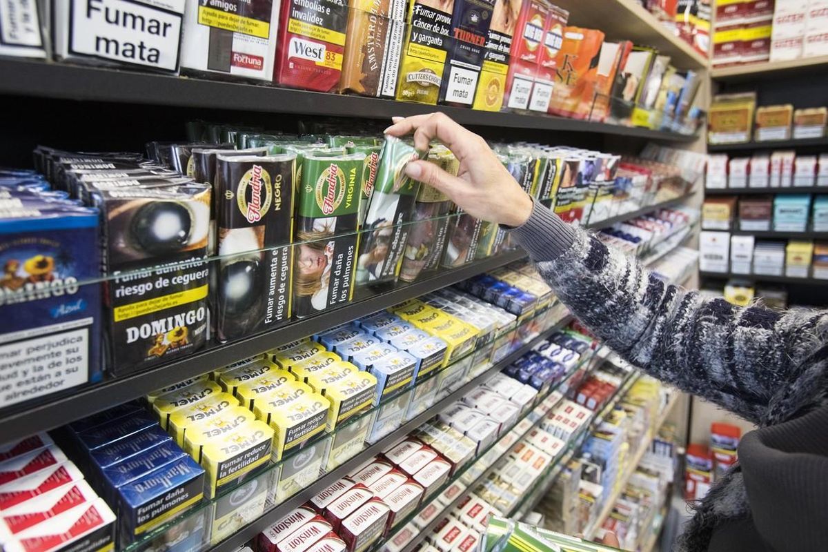 Cajetillas de tabaco en un estanco. Cajetillas de tabaco en un estanco.