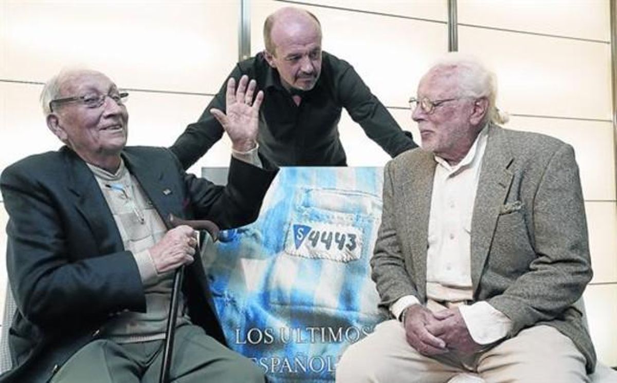 Los supervivientes José Alcubierre (izquierda) y Sigfried Meir y Carlos Hernández (de pie), autor del libro, ayer en Madrid. Los supervivientes José Alcubierre (izquierda) y Sigfried Meir y Carlos Hernández (de pie), autor del libro, ayer en Madrid.