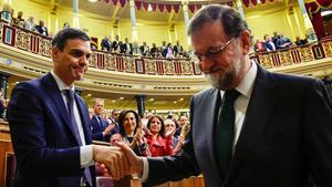 Pedro Sánchez y Mariano Rajoy se saludan, protocolariamente, tras finalizar la sesión. 