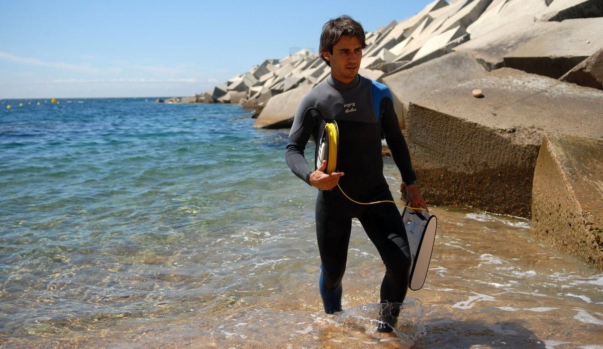 Jordi Boada recoge el dron submarino, tras revisar los fondos de la bahía de Blanes, el 12 de junio. Jordi Boada recoge el dron submarino, tras revisar los fondos de la bahía de Blanes, el 12 de junio.
