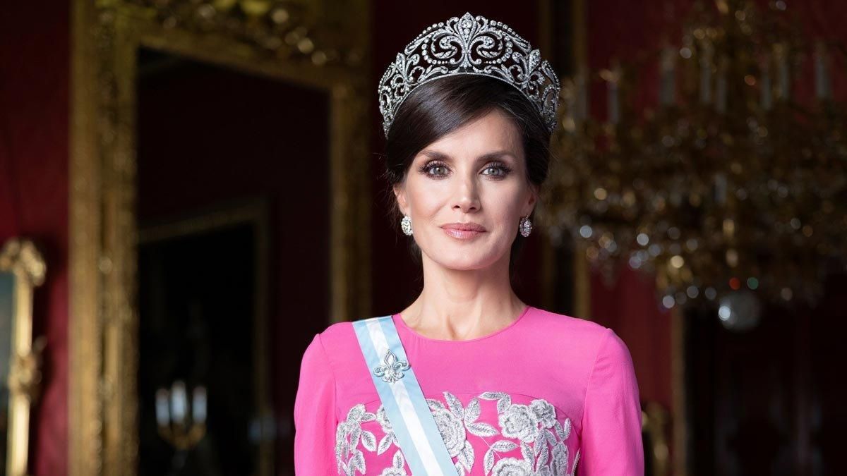 Retrato oficial de Letizia, vestida de gala. Retrato oficial de Letizia, vestida de gala.