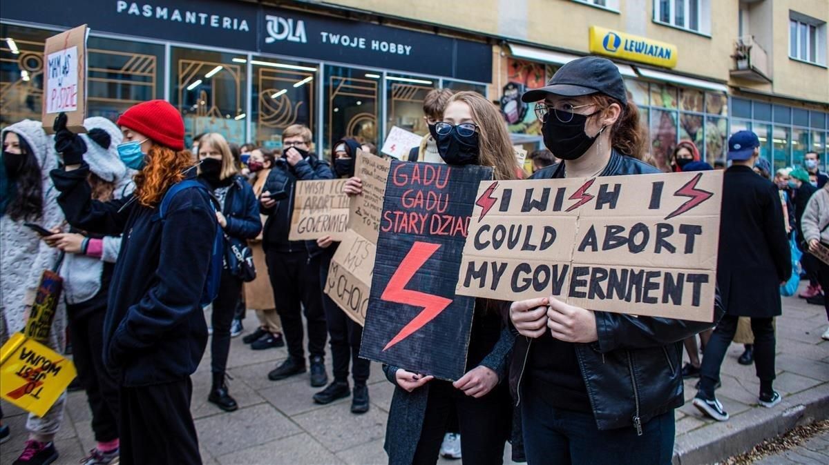 Manifestantes contra las restricciones en el aborto en Gdnya, Polonia, este miércoles Manifestantes contra las restricciones en el aborto en Gdnya, Polonia, este miércoles