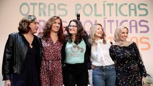 Ada Colau, Mónica García, Mónica Oltra, Yolanda Díaz y Fátima Hamed, en el encuentro ’Otras políticas’ celebrado en Valencia.