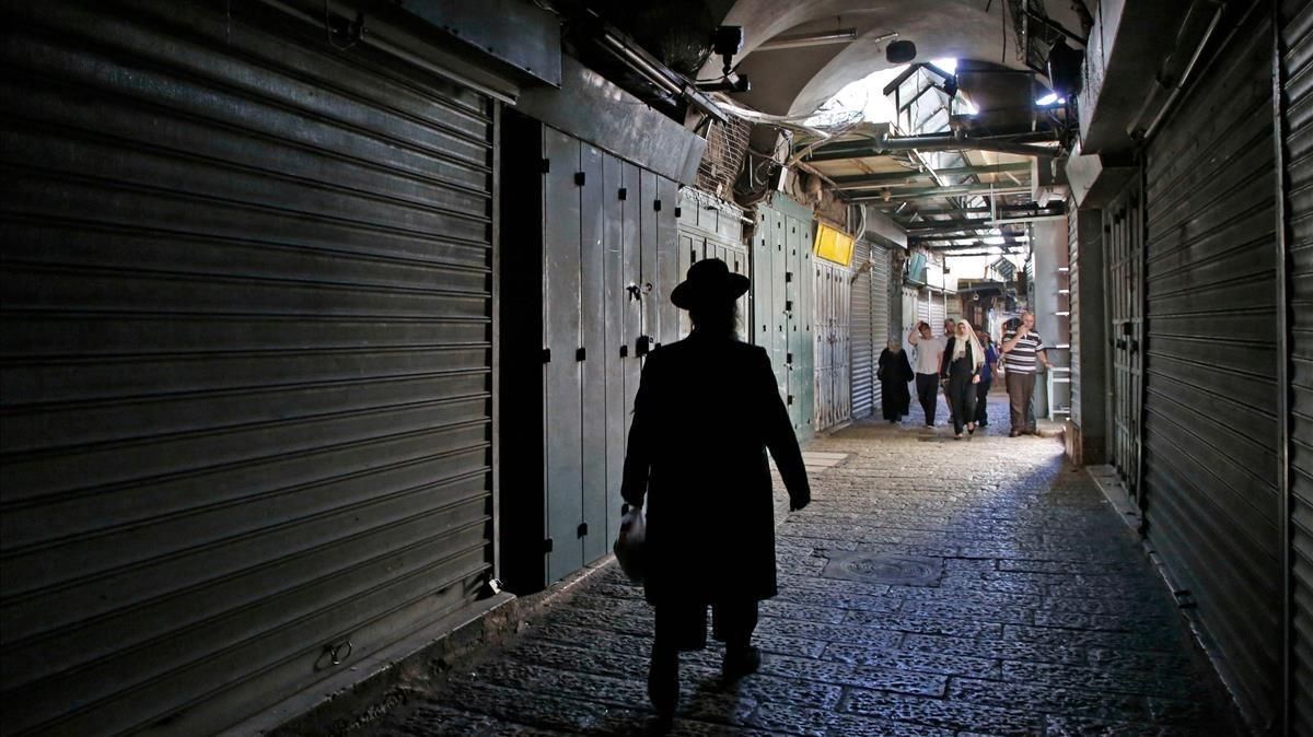 Comercios cerrados en la Ciudad Vieja en Jerusalén durante la huelga general de este martes, que conmemora el 70 aniversario de la Nakba. Comercios cerrados en la Ciudad Vieja en Jerusalén durante la huelga general de este martes, que conmemora el 70 aniversario de la Nakba.