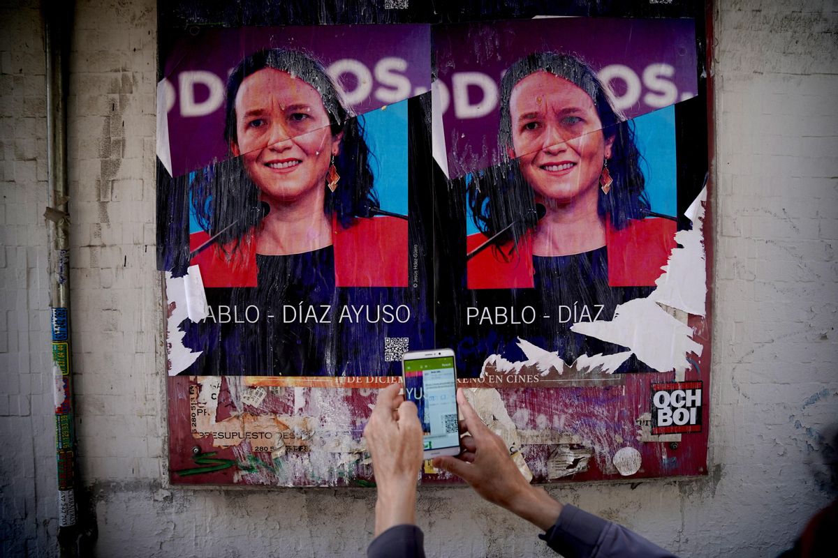 Cartel con una mezcla de las caras de Pablo Iglesias e Isabel Díaz Ayuso, obra de Jesús Hdez-Güero, en el barrio de Lavapies. Cartel con una mezcla de las caras de Pablo Iglesias e Isabel Díaz Ayuso, obra de Jesús Hdez-Güero, en el barrio de Lavapies.